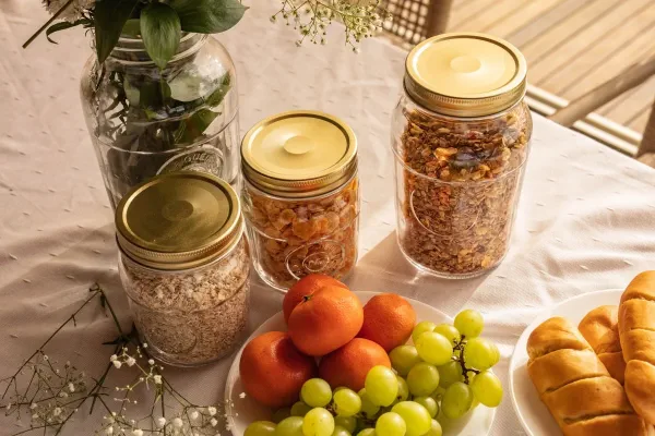4. Frascos de vidrio convertidos en objetos decorativos y funcionales