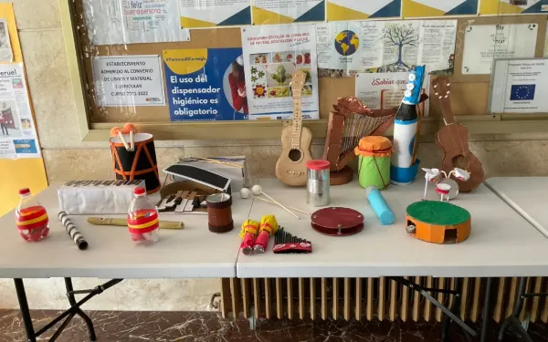 9. Instrumentos musicales elaborados con materiales reciclados