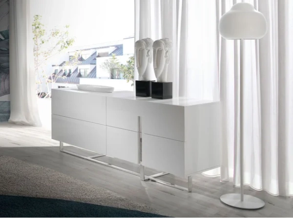 20. Pequeño mueble auxiliar de madera