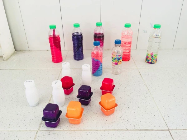 10. Sonajero con vasos de plástico