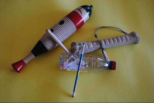 15. Güiro con botella de plástico