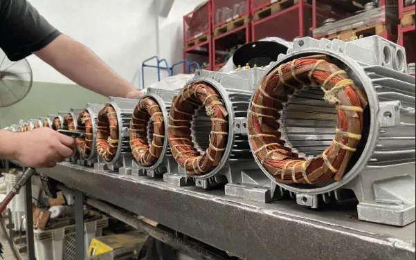 ¿Cómo funcionan las partes de un motor electrónico en conjunto?
